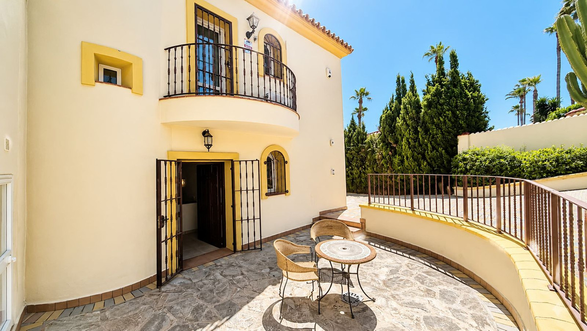 5 Bed Townhouse for sale in La Duquesa Costa Del Sol, Málaga, Spain