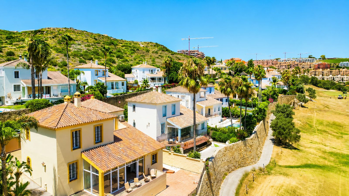 5 Bed Townhouse for sale in La Duquesa Costa Del Sol, Málaga, Spain