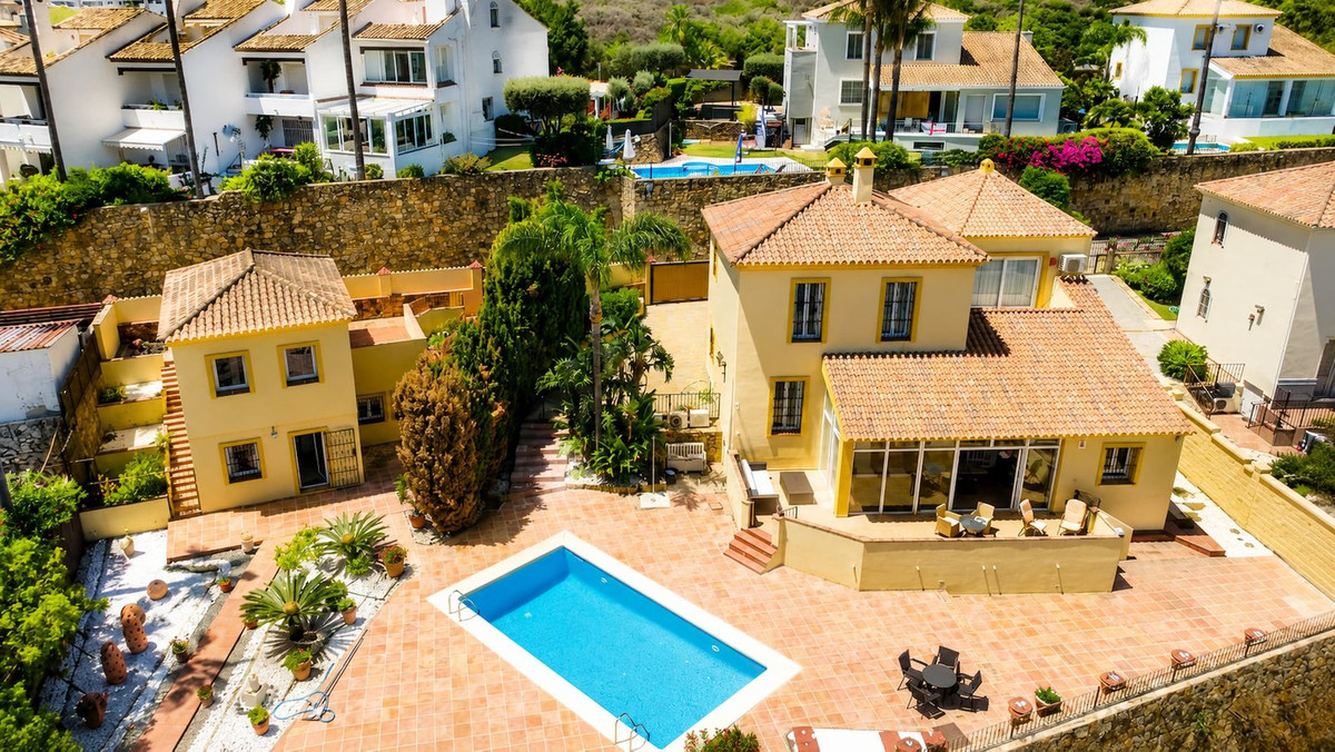 5 Bed Townhouse for sale in La Duquesa Costa Del Sol, Málaga, Spain