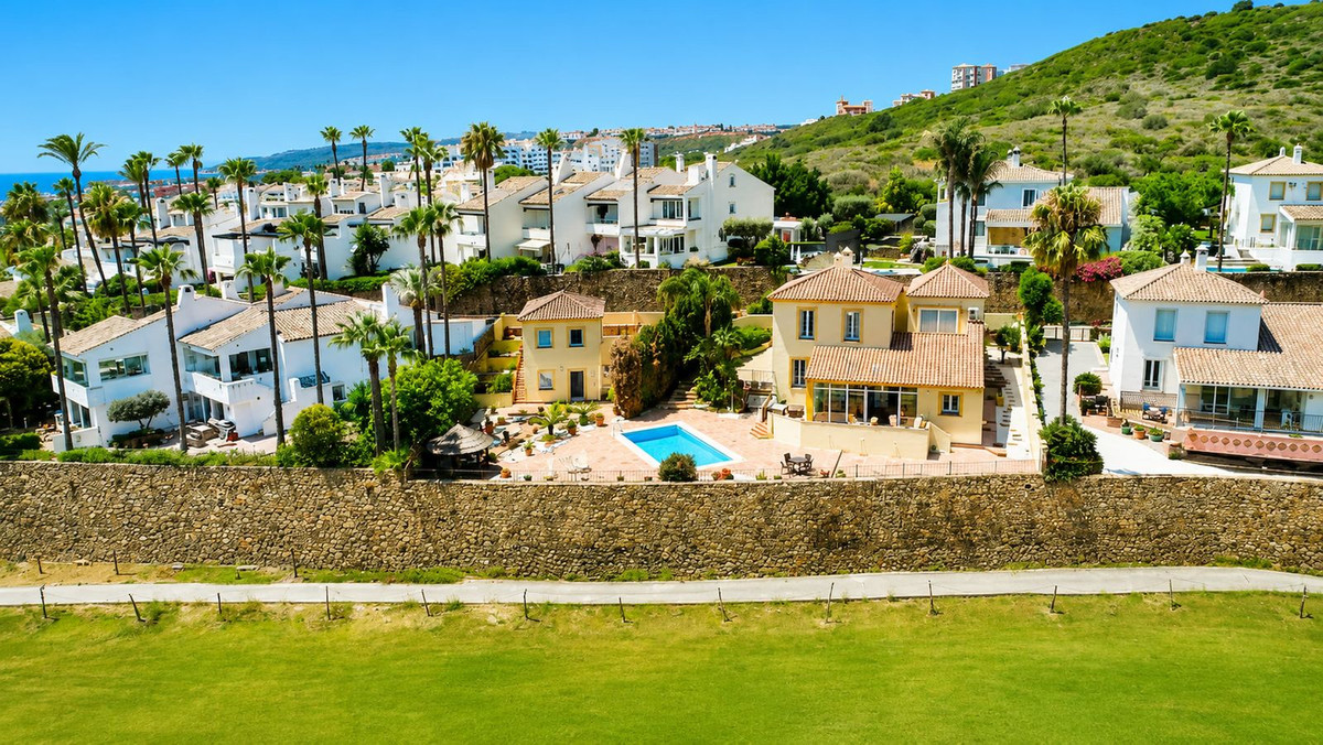 5 Bed Townhouse for sale in La Duquesa Costa Del Sol, Málaga, Spain