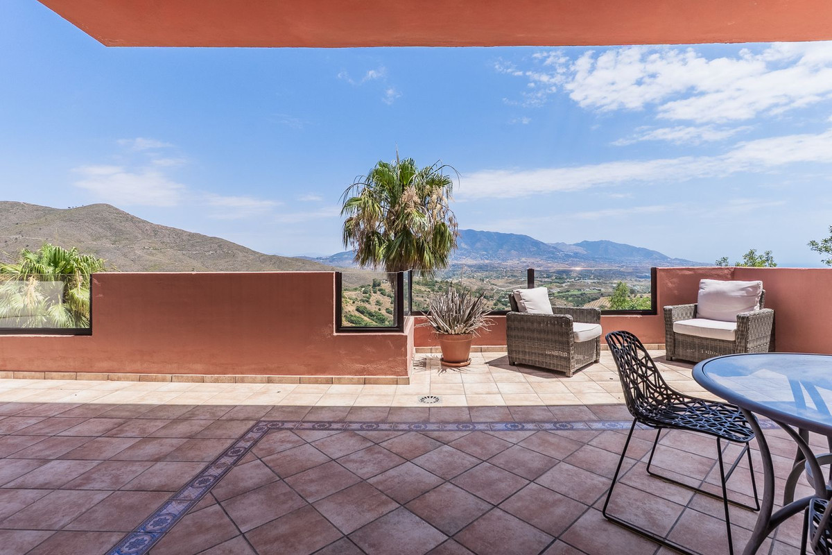 2 Bed Apartment for sale in La Mairena Costa Del Sol, Málaga, Spain