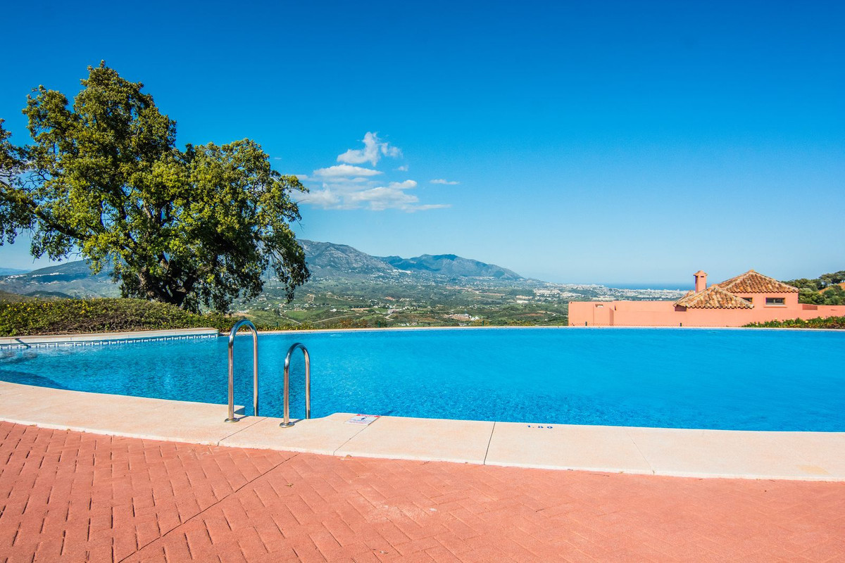 2 Bed Apartment for sale in La Mairena Costa Del Sol, Málaga, Spain