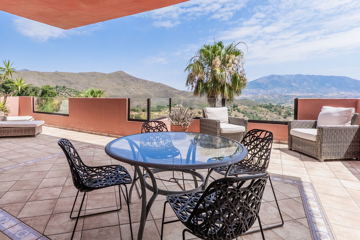 2 Bed Apartment for sale in La Mairena Costa Del Sol, Málaga, Spain