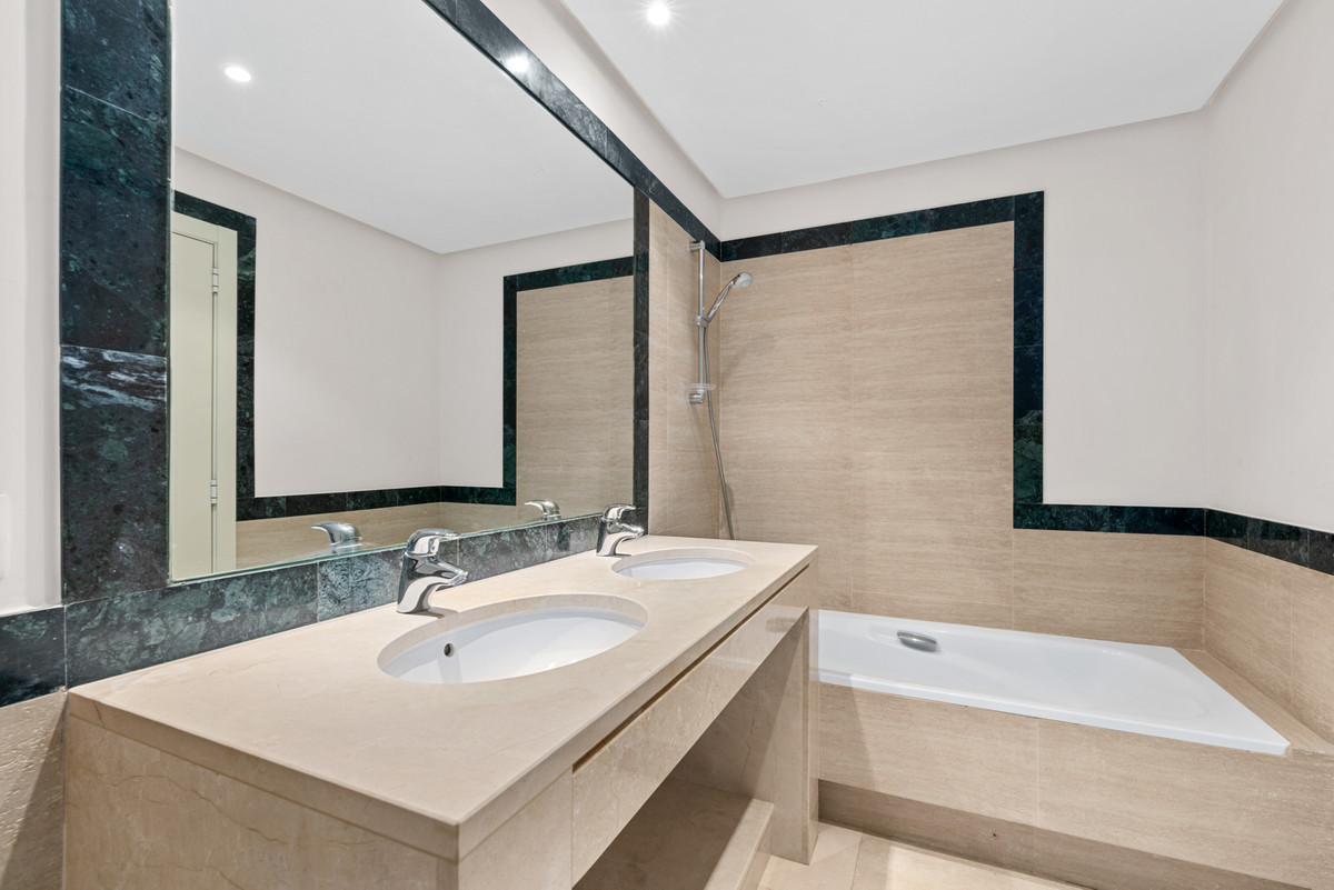 2 Bed Apartment for sale in Benahavís Costa Del Sol, Málaga, Spain