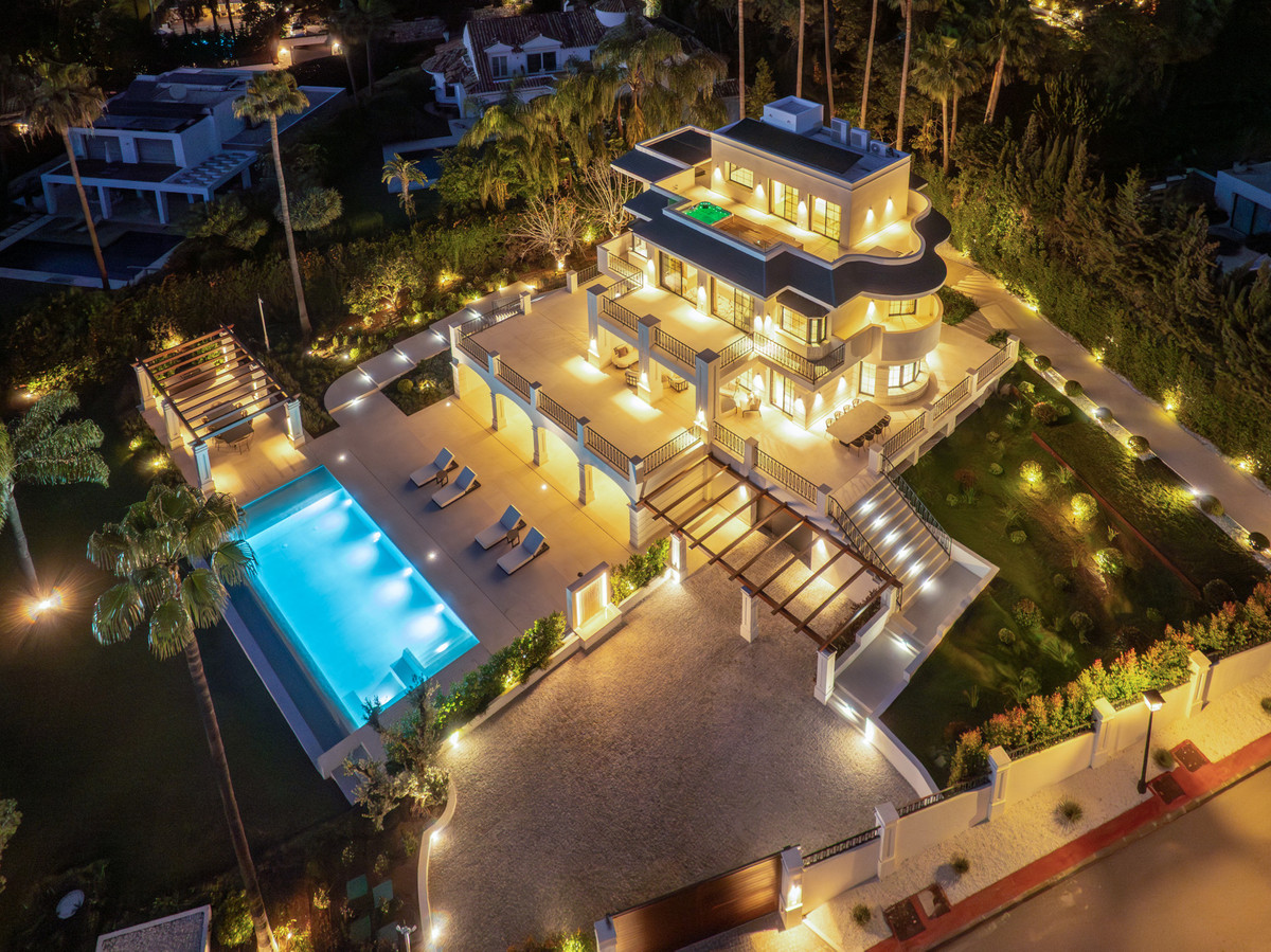 6 Bed Townhouse for sale in Nueva Andalucía Costa Del Sol, Málaga, Spain