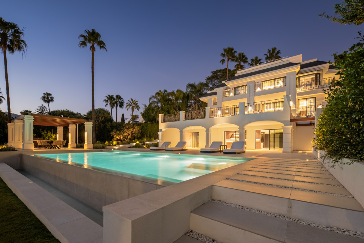 6 Bed Townhouse for sale in Nueva Andalucía Costa Del Sol, Málaga, Spain