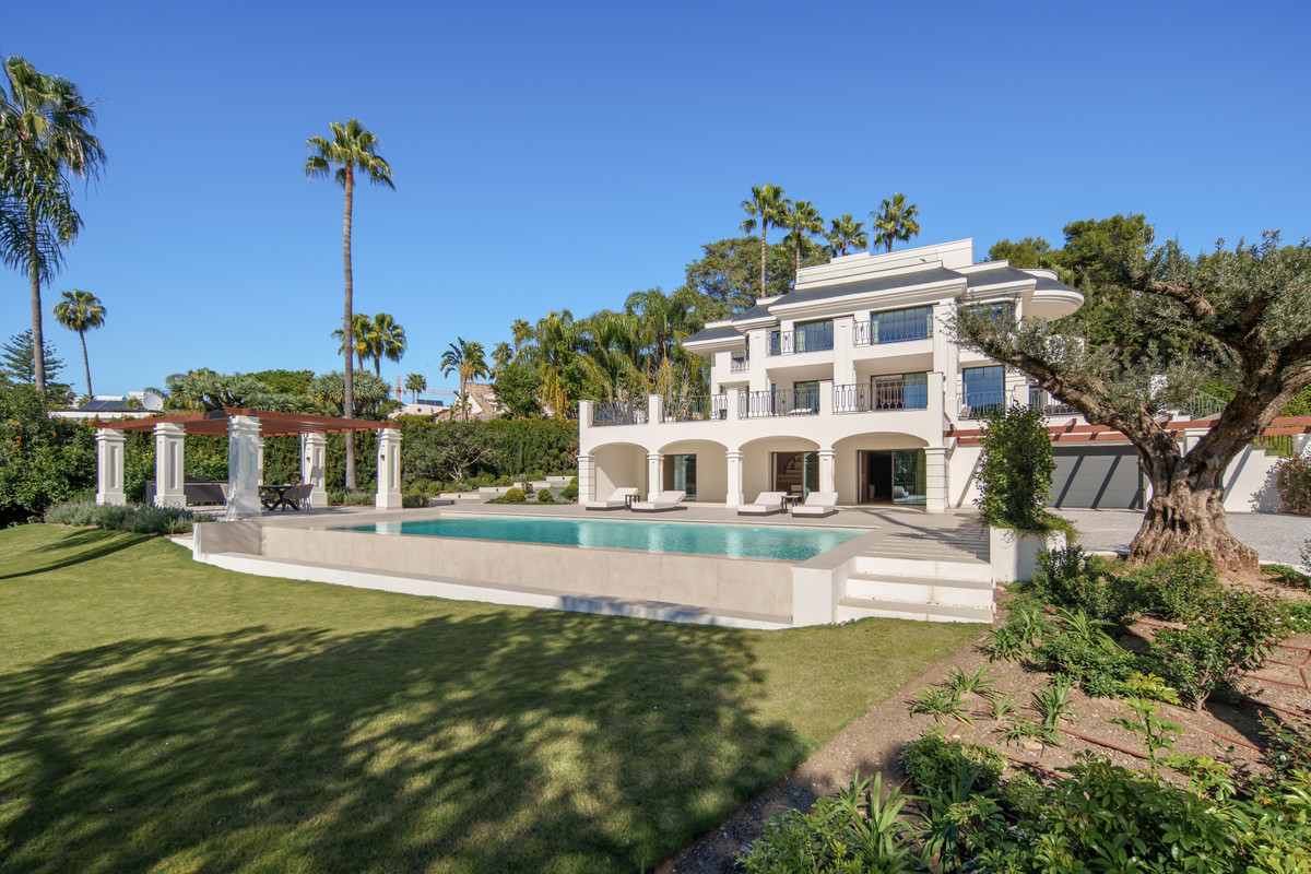 6 Bed Townhouse for sale in Nueva Andalucía Costa Del Sol, Málaga, Spain