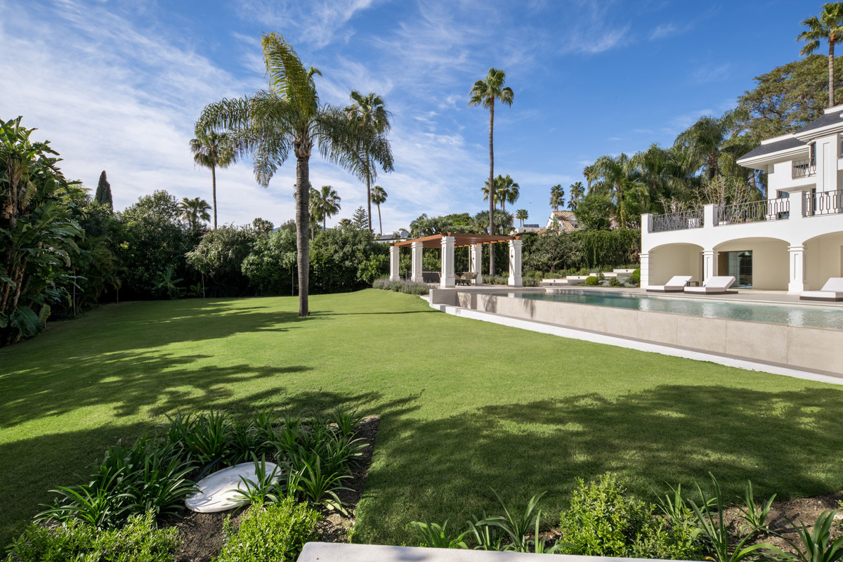 6 Bed Townhouse for sale in Nueva Andalucía Costa Del Sol, Málaga, Spain