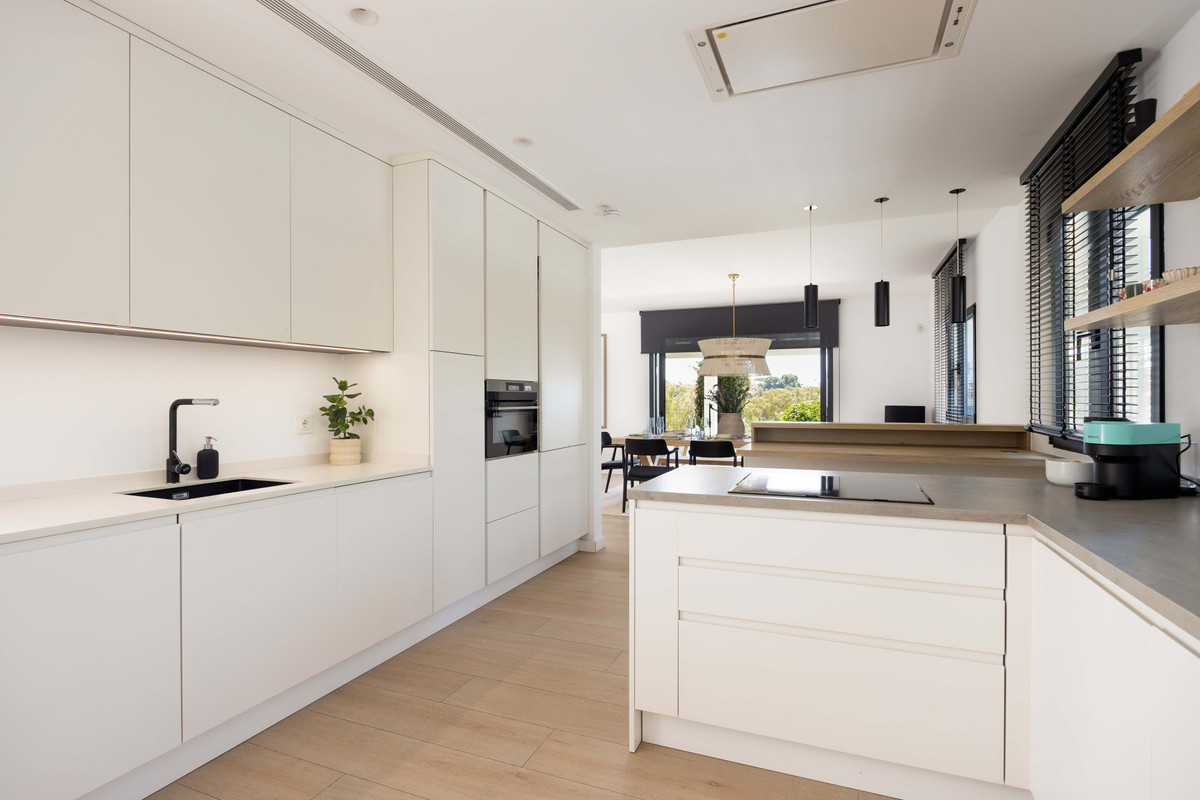 4 Bed Townhouse for sale in El Paraiso Costa Del Sol, Málaga, Spain