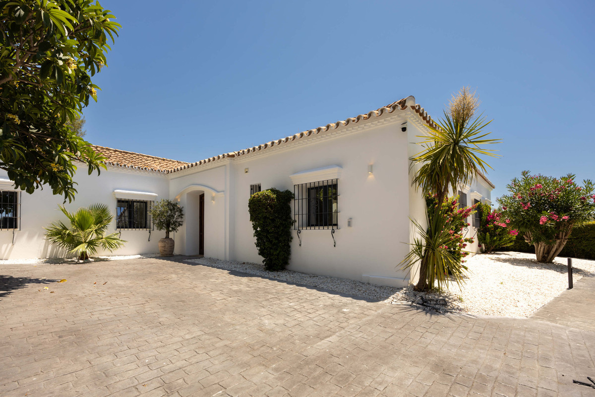 4 Bed Townhouse for sale in El Paraiso Costa Del Sol, Málaga, Spain