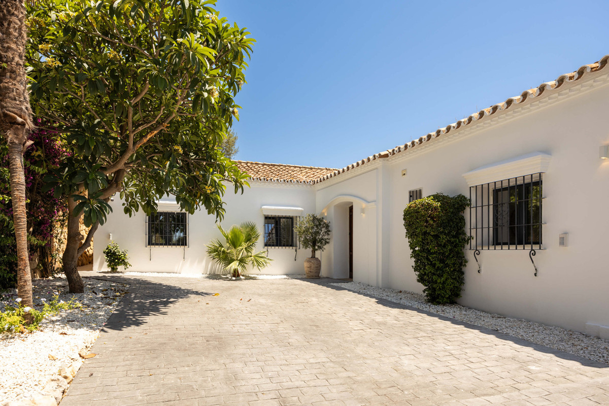 4 Bed Townhouse for sale in El Paraiso Costa Del Sol, Málaga, Spain