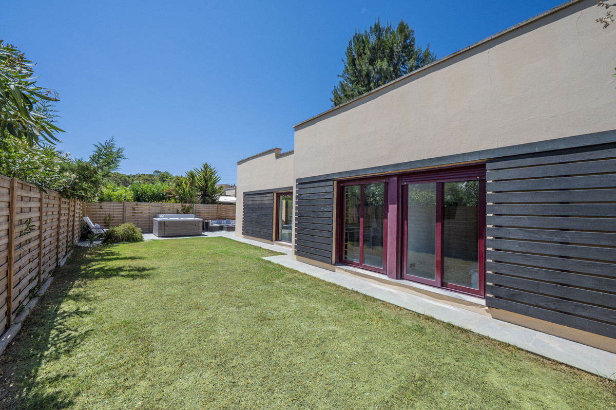 Se vende Villa - Chalet de 3 dormitorios en Costa Del Sol, Málaga, España