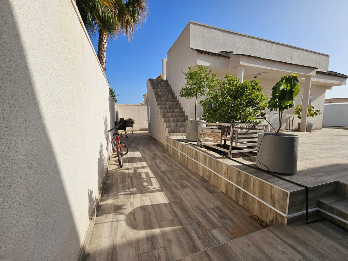 Se vende Villa - Chalet de 4 dormitorios en Costa Blanca, Alicante, España