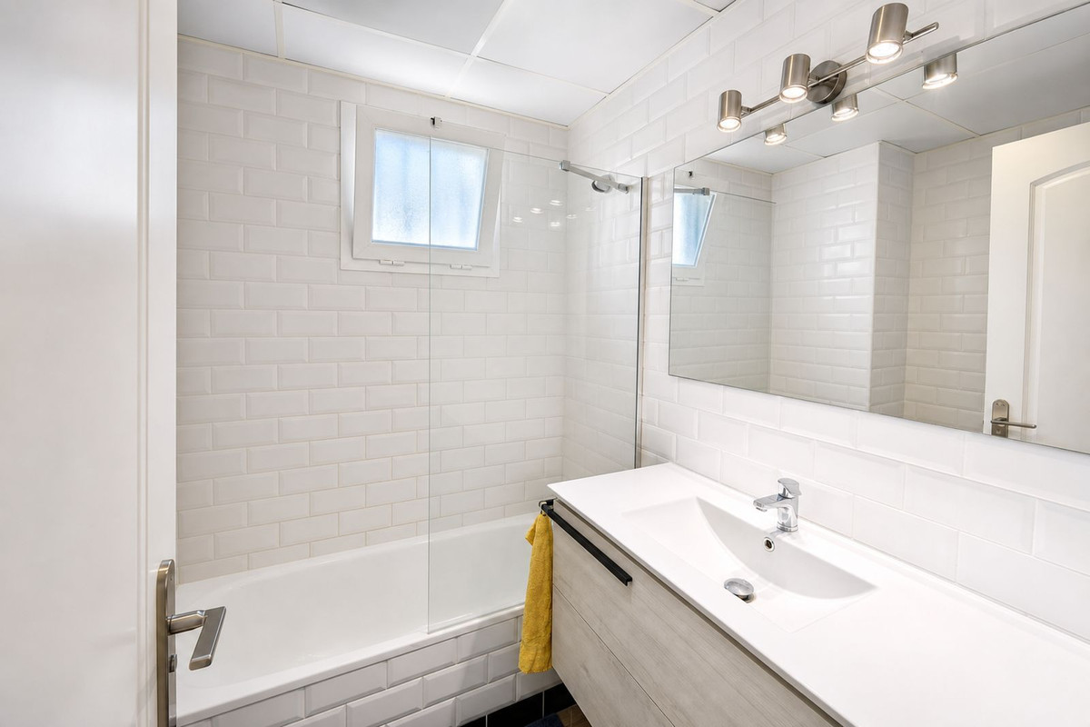 3 Bed Apartment for sale in La Duquesa Costa Del Sol, Málaga, Spain