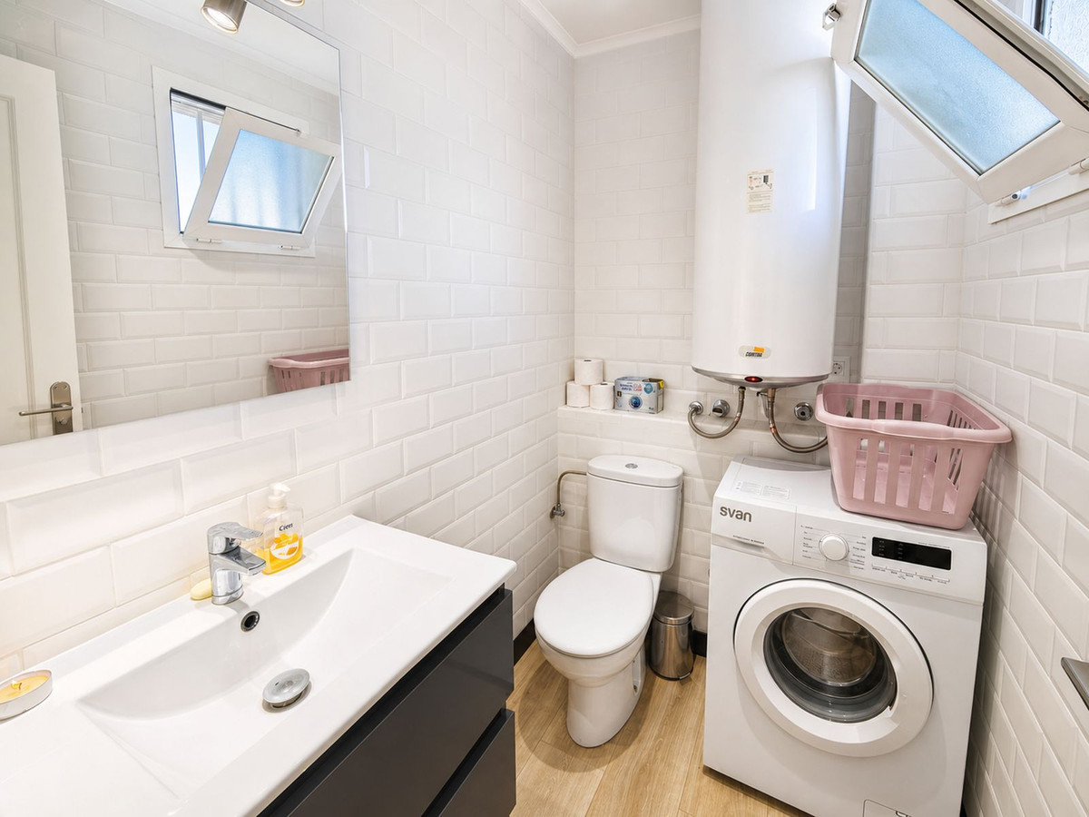 3 Bed Apartment for sale in La Duquesa Costa Del Sol, Málaga, Spain