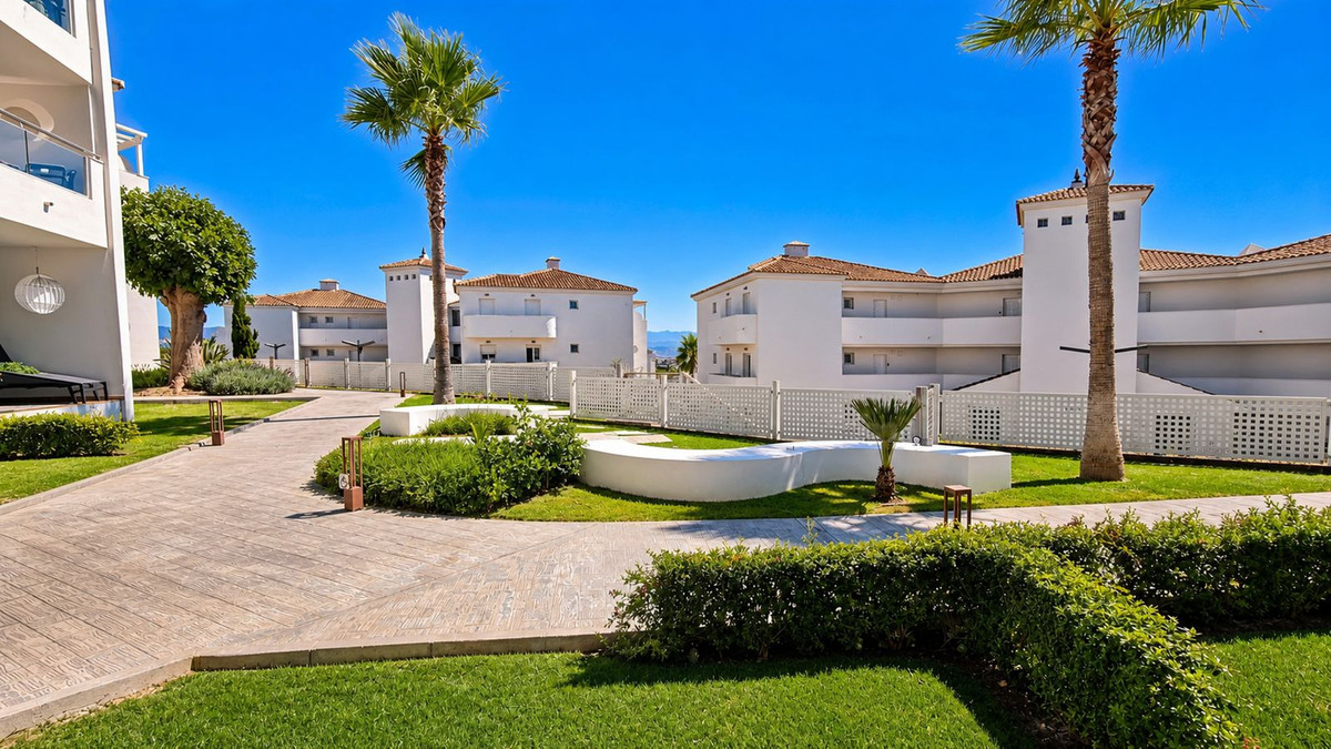 3 Bed Apartment for sale in La Duquesa Costa Del Sol, Málaga, Spain