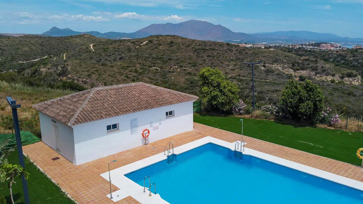 3 Bed Apartment for sale in La Duquesa Costa Del Sol, Málaga, Spain
