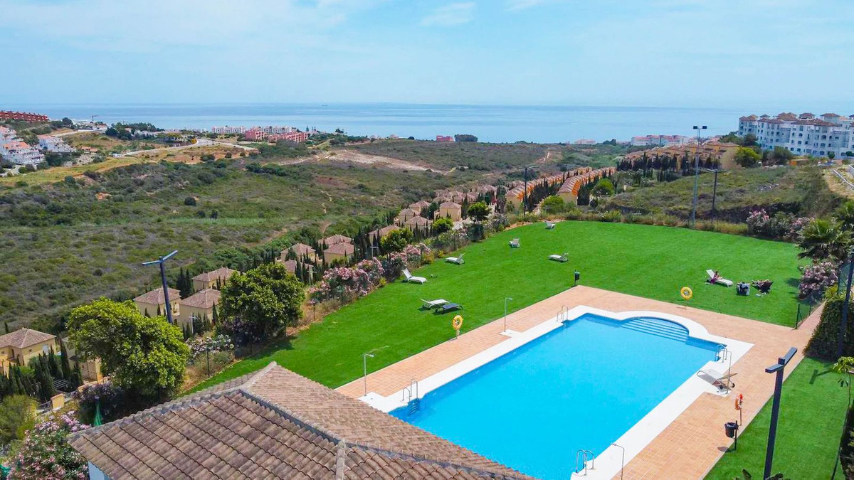 3 Bed Apartment for sale in La Duquesa Costa Del Sol, Málaga, Spain