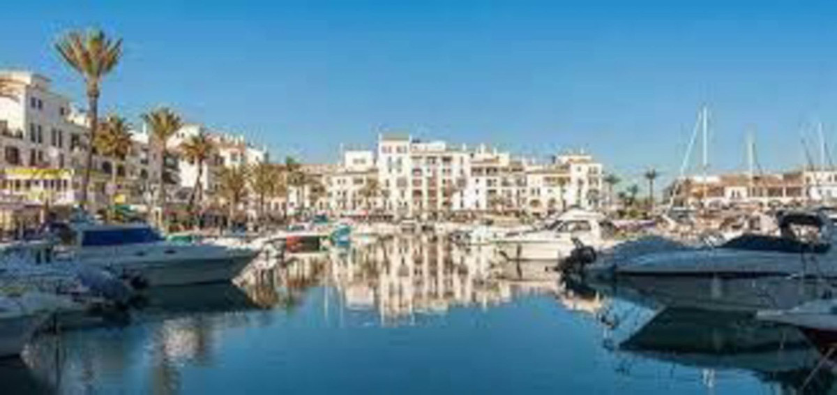 3 Bed Apartment for sale in La Duquesa Costa Del Sol, Málaga, Spain