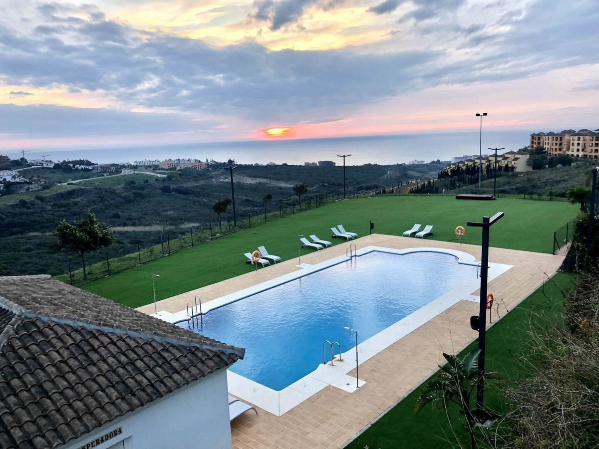 3 Bed Apartment for sale in La Duquesa Costa Del Sol, Málaga, Spain