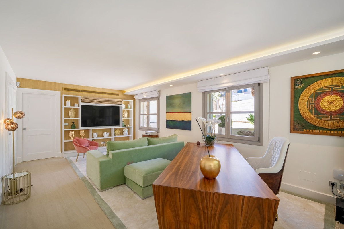 6 Bed Townhouse for sale in Aloha Costa Del Sol, Málaga, Spain