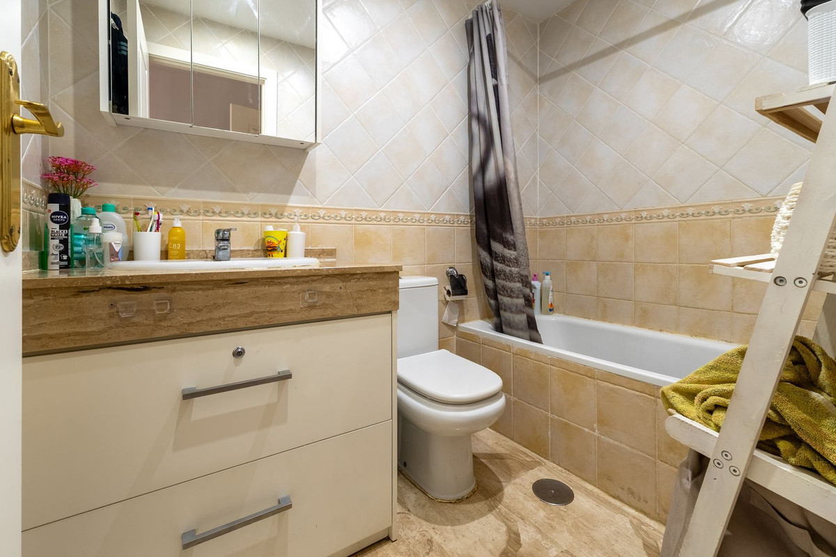 Se vende Apartamento en Planta Última de 2 dormitorios en Costa Del Sol, Málaga, España
