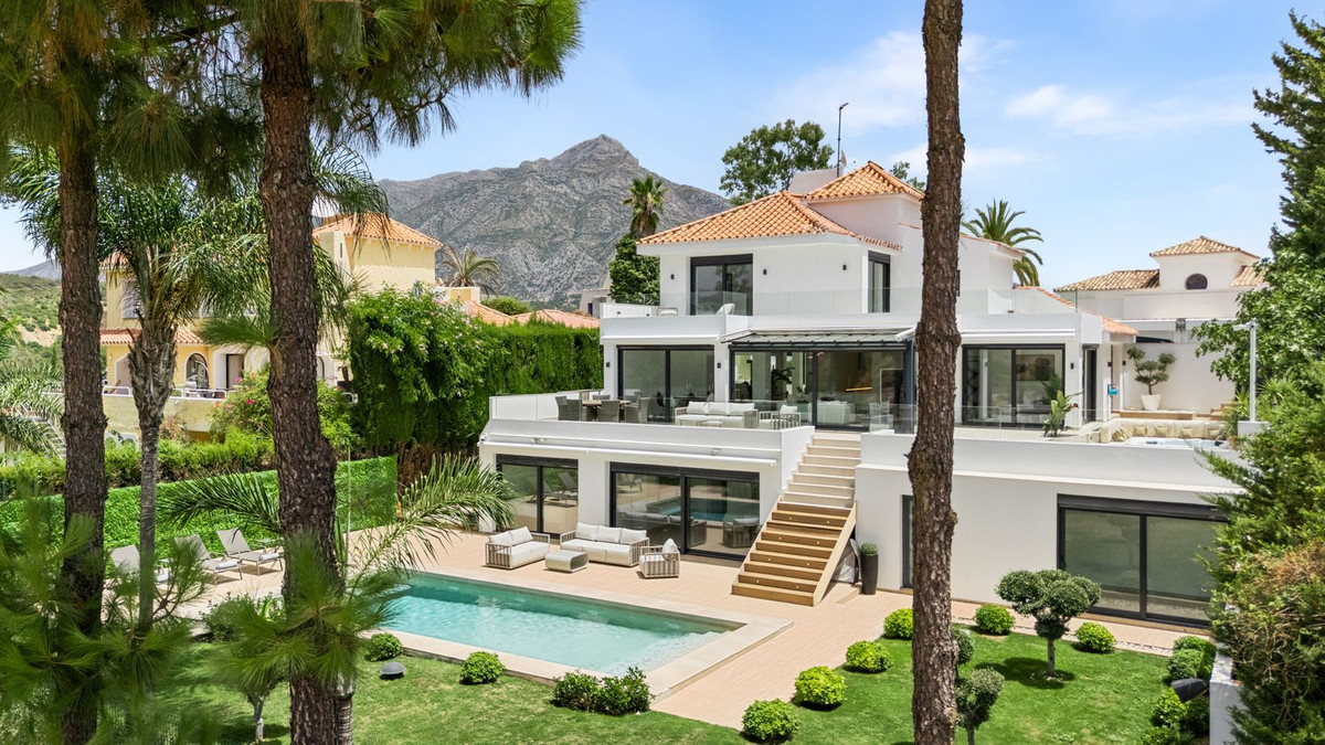 4 Bed Townhouse for sale in Nueva Andalucía Costa Del Sol, Málaga, Spain