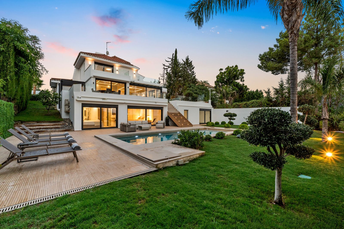 4 Bed Townhouse for sale in Nueva Andalucía Costa Del Sol, Málaga, Spain