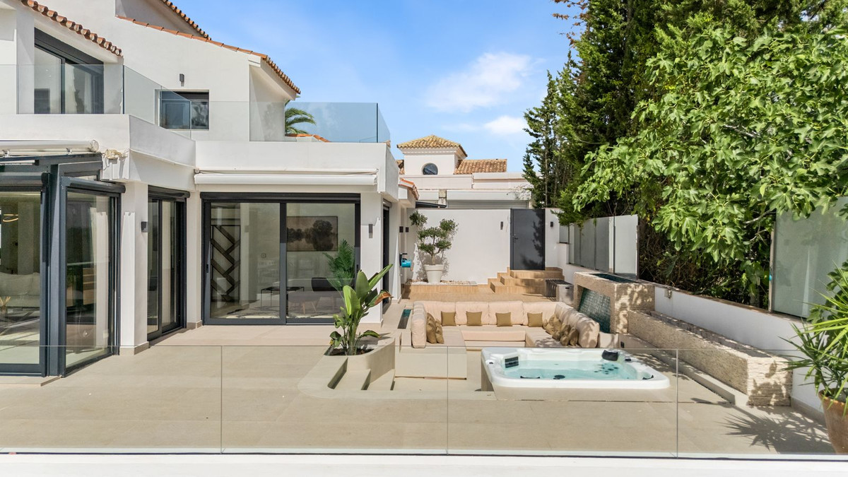 4 Bed Townhouse for sale in Nueva Andalucía Costa Del Sol, Málaga, Spain