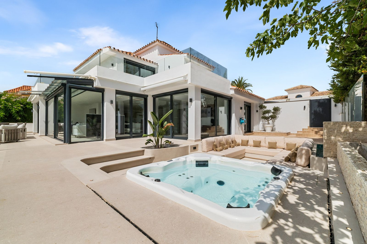 4 Bed Townhouse for sale in Nueva Andalucía Costa Del Sol, Málaga, Spain