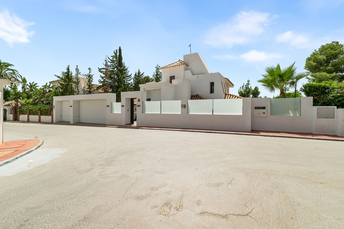 4 Bed Townhouse for sale in Nueva Andalucía Costa Del Sol, Málaga, Spain