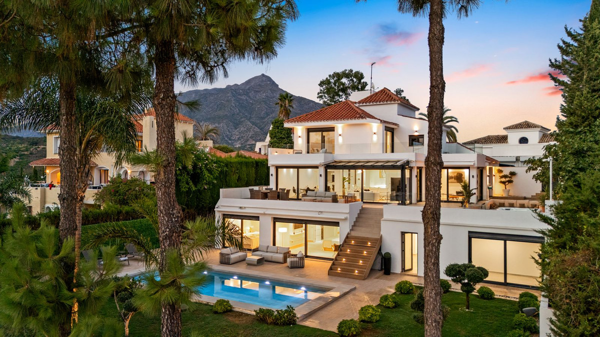 4 Bed Townhouse for sale in Nueva Andalucía Costa Del Sol, Málaga, Spain