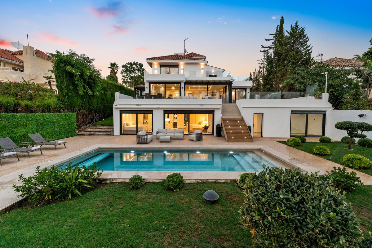 4 Bed Townhouse for sale in Nueva Andalucía Costa Del Sol, Málaga, Spain