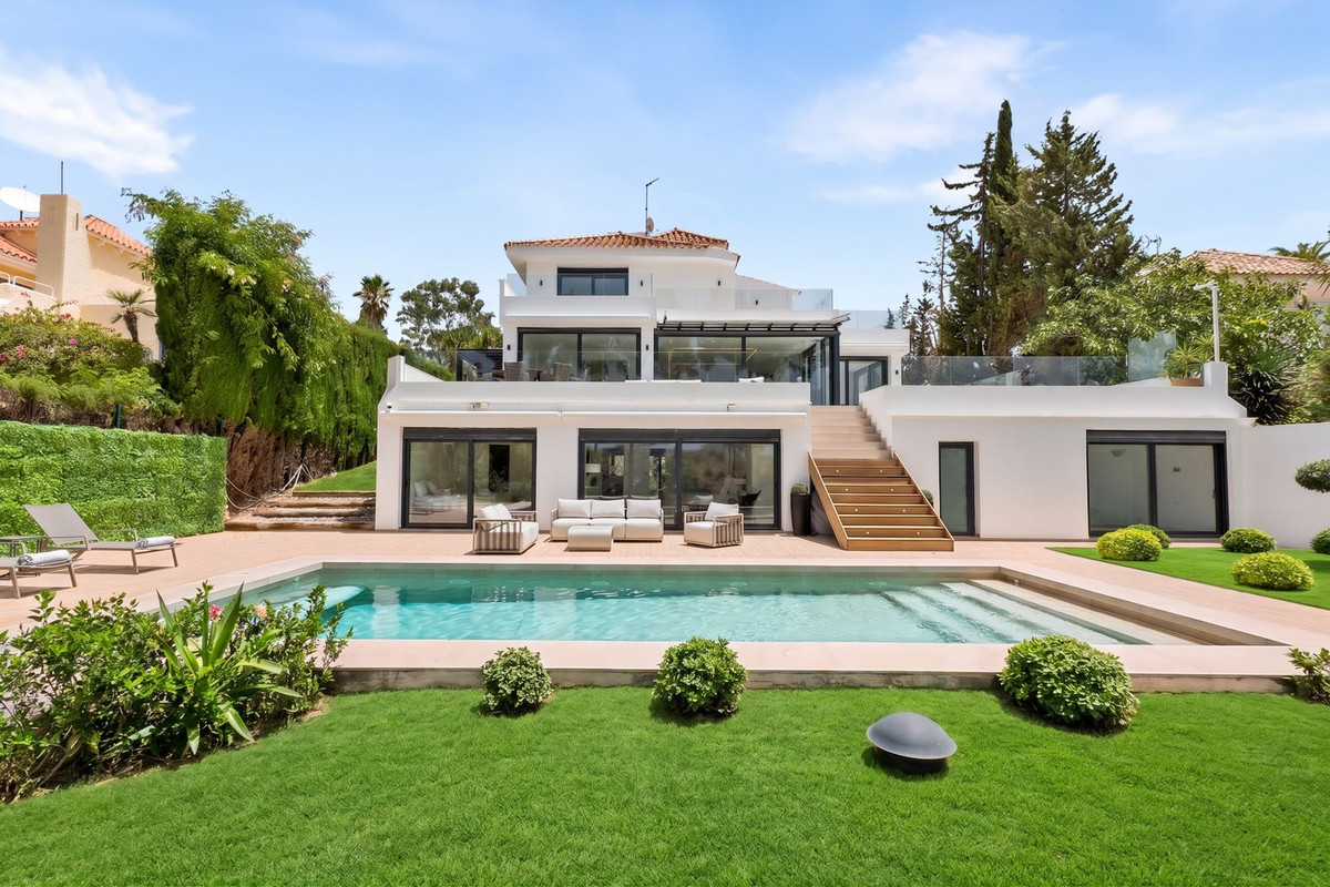 4 Bed Townhouse for sale in Nueva Andalucía Costa Del Sol, Málaga, Spain