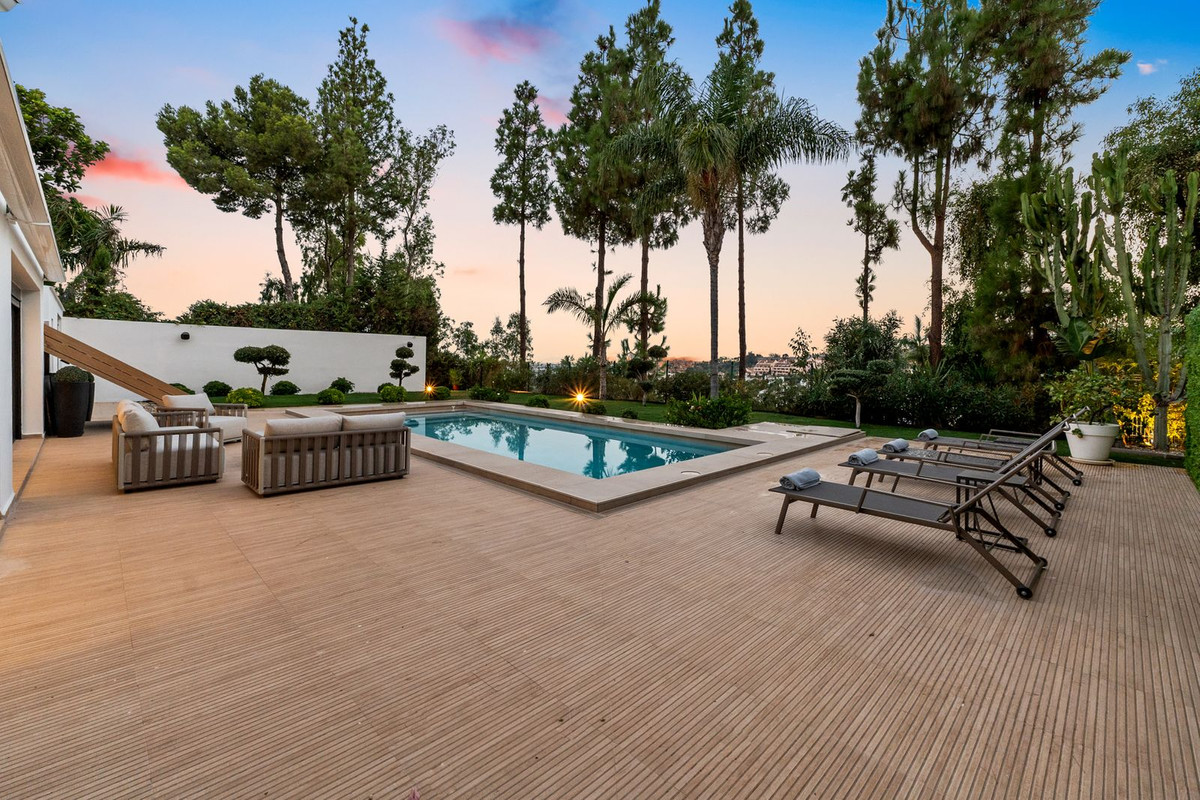 4 Bed Townhouse for sale in Nueva Andalucía Costa Del Sol, Málaga, Spain