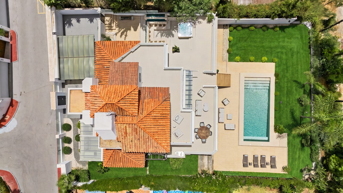 4 Bed Townhouse for sale in Nueva Andalucía Costa Del Sol, Málaga, Spain