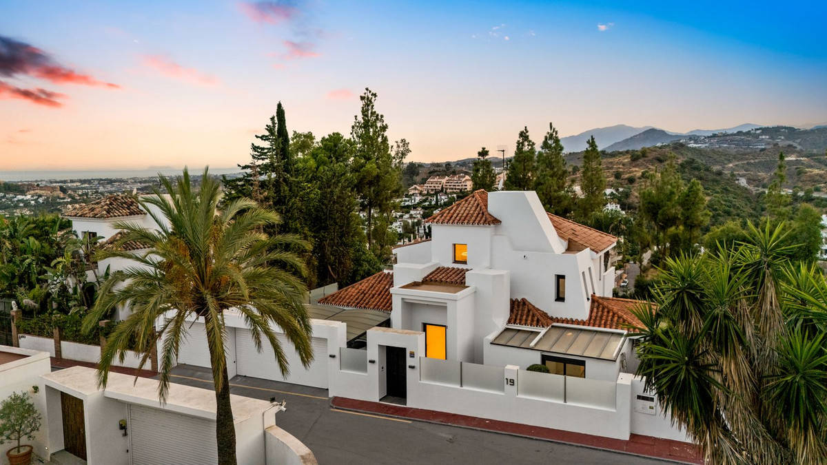 4 Bed Townhouse for sale in Nueva Andalucía Costa Del Sol, Málaga, Spain