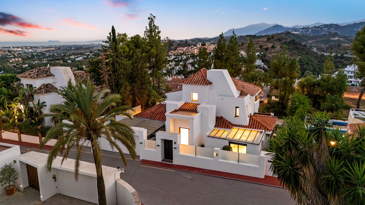 4 Bed Townhouse for sale in Nueva Andalucía Costa Del Sol, Málaga, Spain