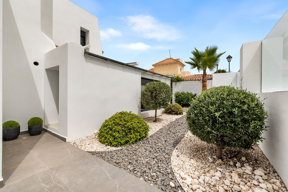 4 Bed Townhouse for sale in Nueva Andalucía Costa Del Sol, Málaga, Spain