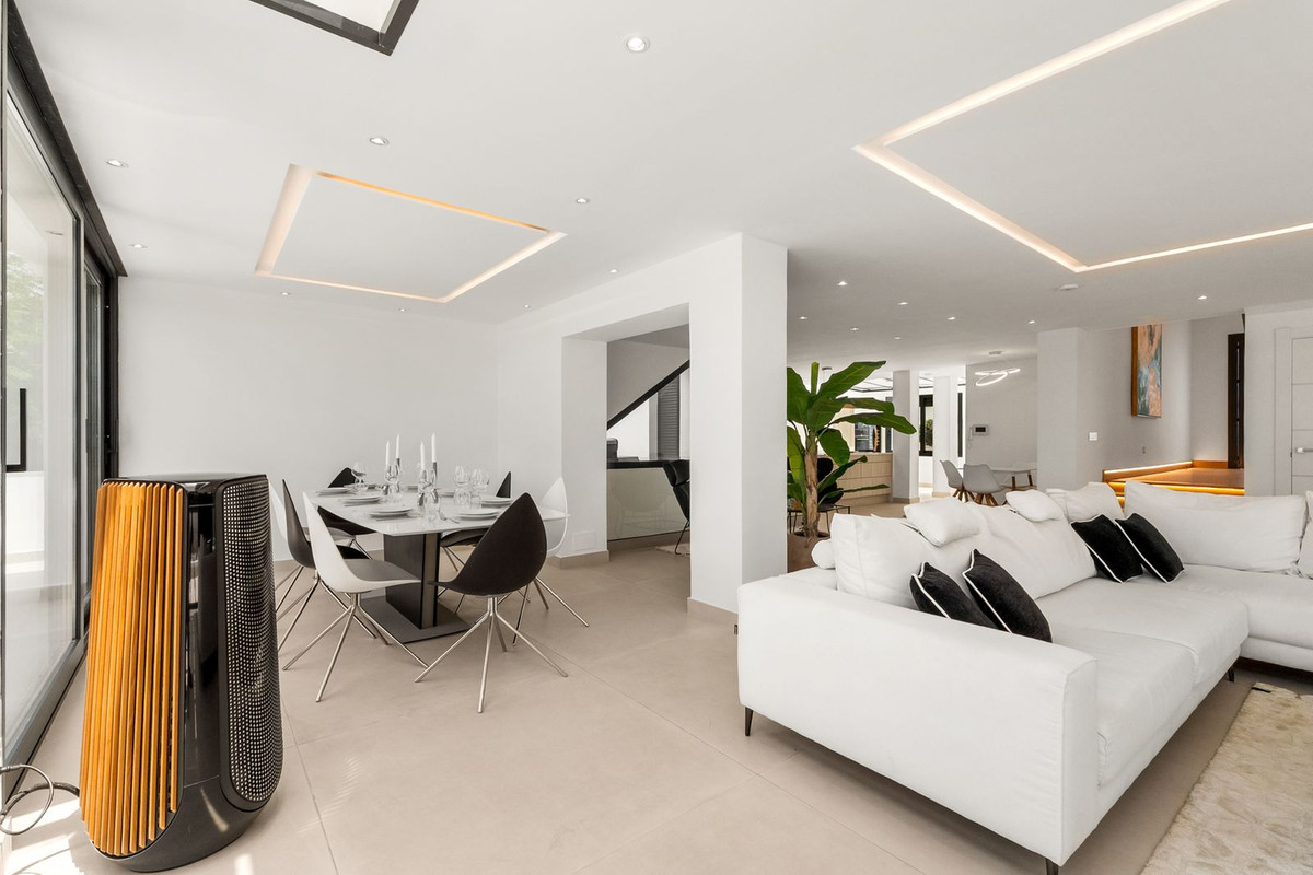 4 Bed Townhouse for sale in Nueva Andalucía Costa Del Sol, Málaga, Spain