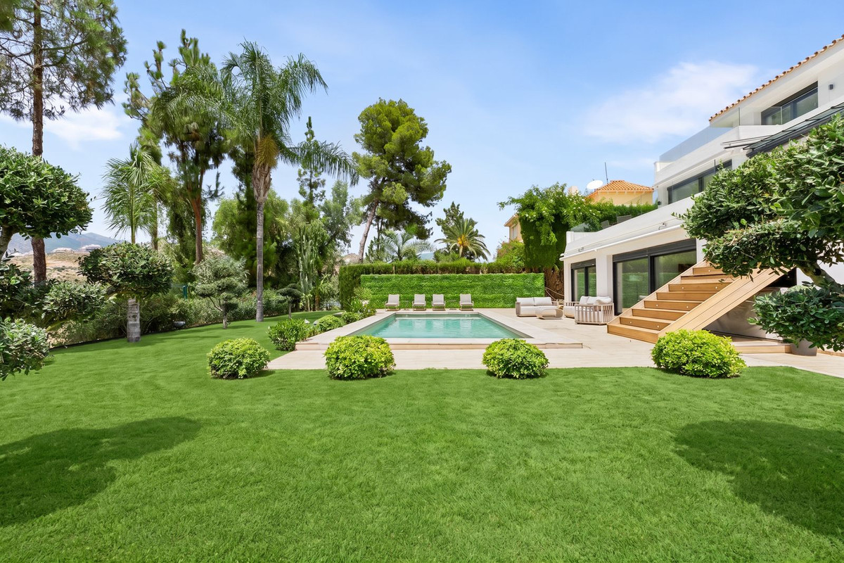 4 Bed Townhouse for sale in Nueva Andalucía Costa Del Sol, Málaga, Spain