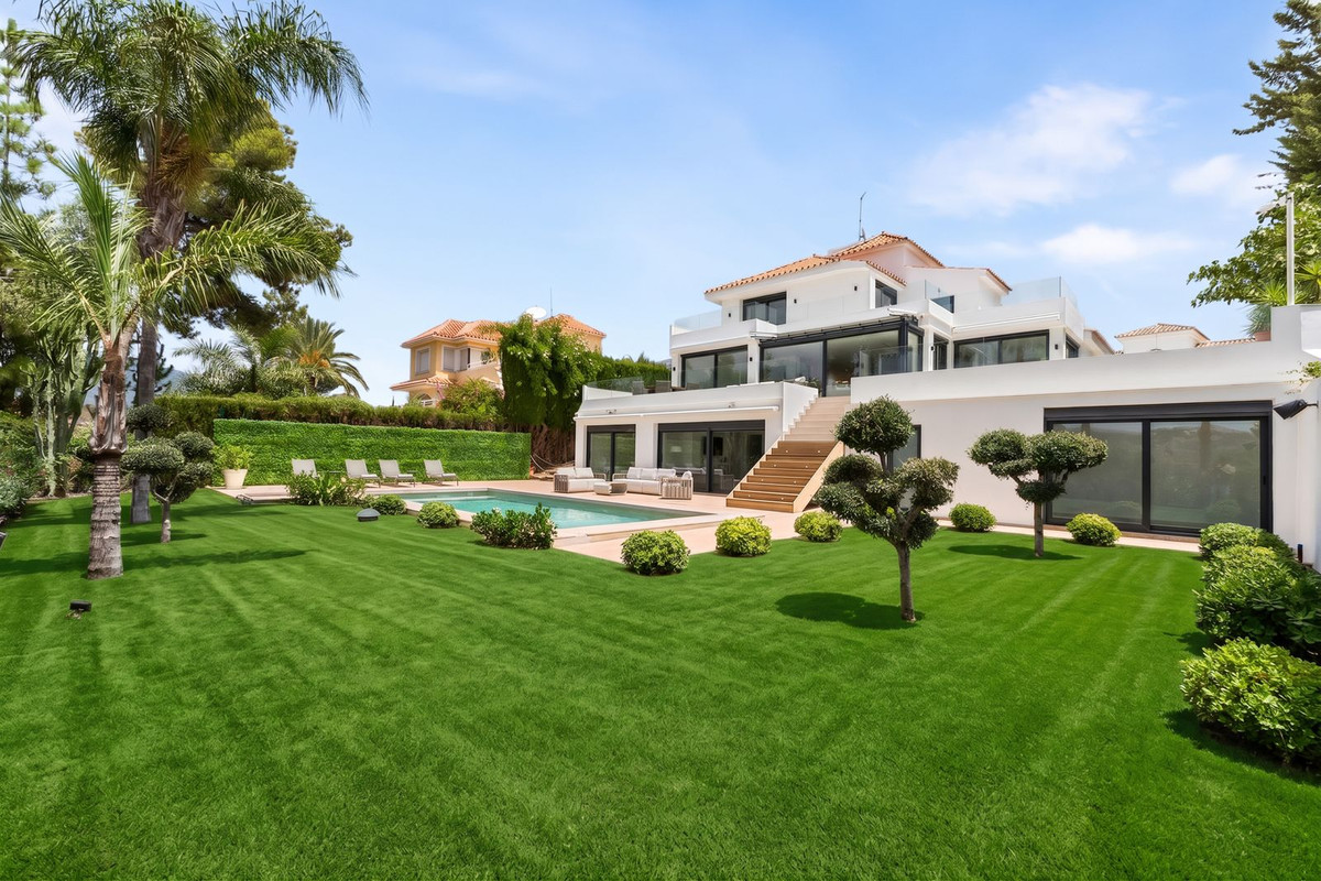 4 Bed Townhouse for sale in Nueva Andalucía Costa Del Sol, Málaga, Spain