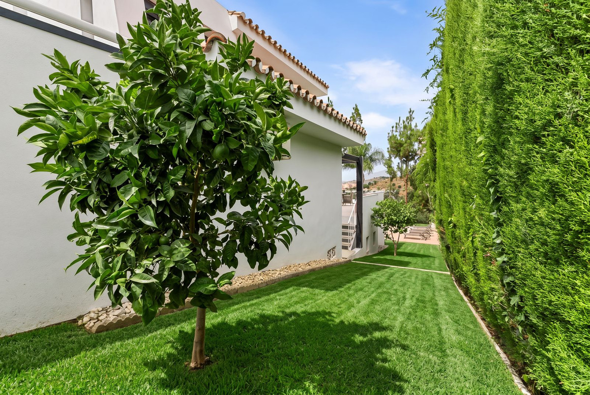 4 Bed Townhouse for sale in Nueva Andalucía Costa Del Sol, Málaga, Spain