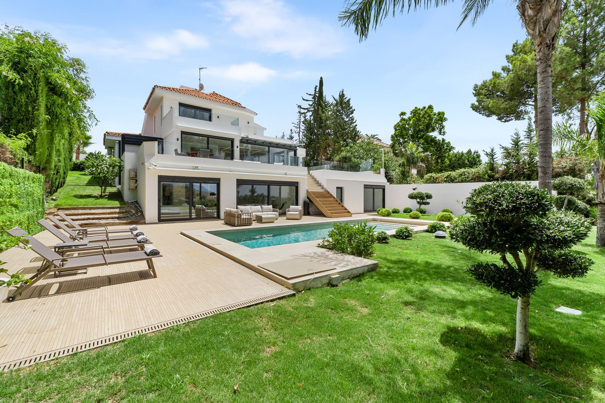 4 Bed Townhouse for sale in Nueva Andalucía Costa Del Sol, Málaga, Spain