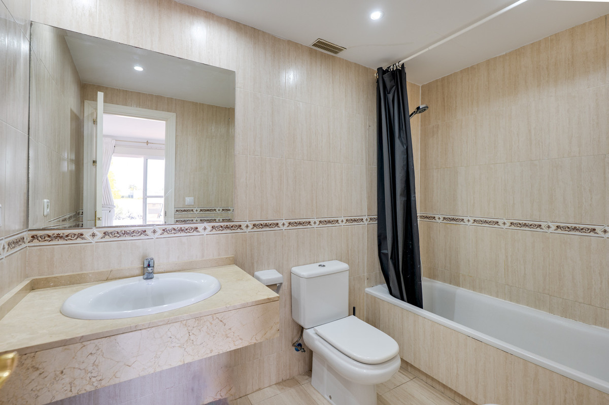 Se vende Apartamento Planta Media de 2 dormitorios en Costa Del Sol, Málaga, España