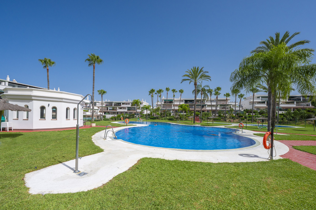 Se vende Apartamento Planta Media de 2 dormitorios en Costa Del Sol, Málaga, España