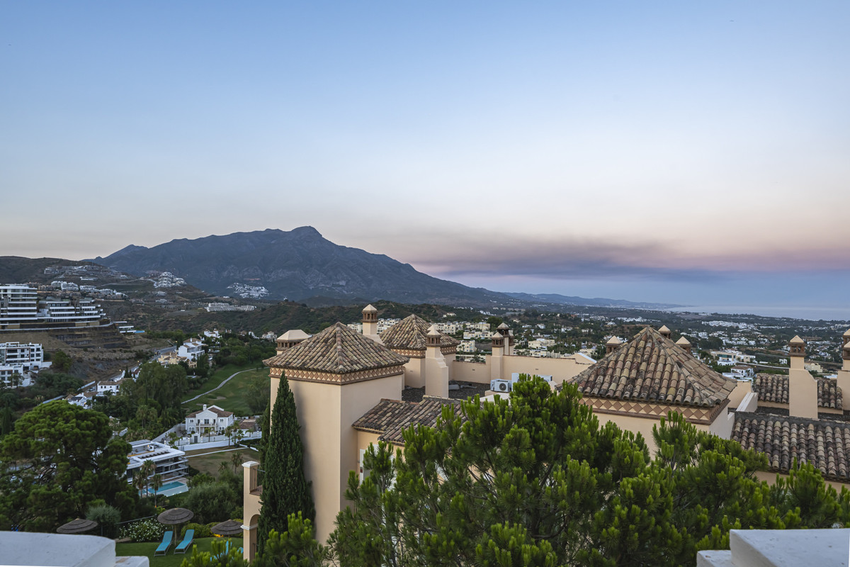 3 Bed Apartment for sale in La Quinta Costa Del Sol, Málaga, Spain