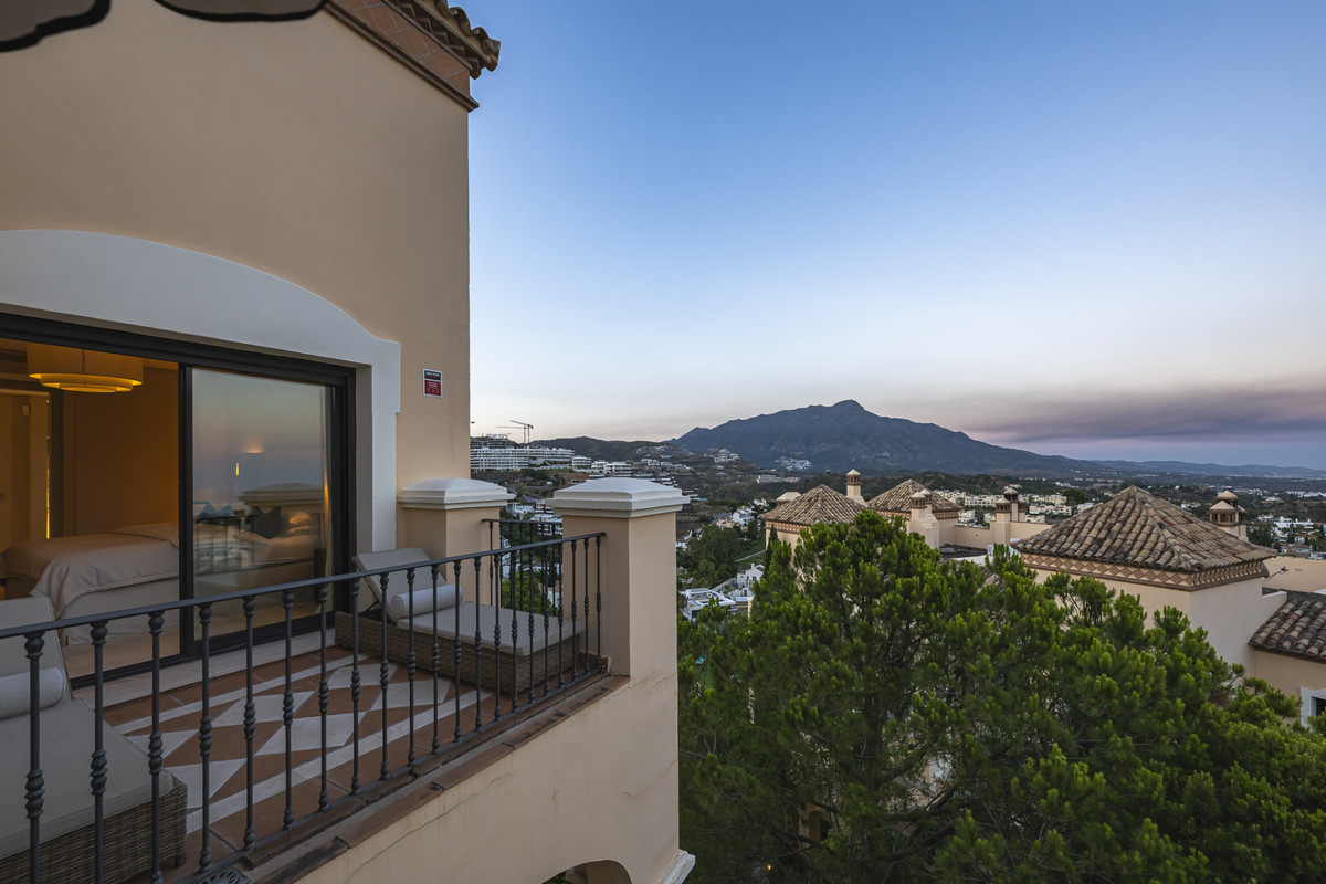 3 Bed Apartment for sale in La Quinta Costa Del Sol, Málaga, Spain