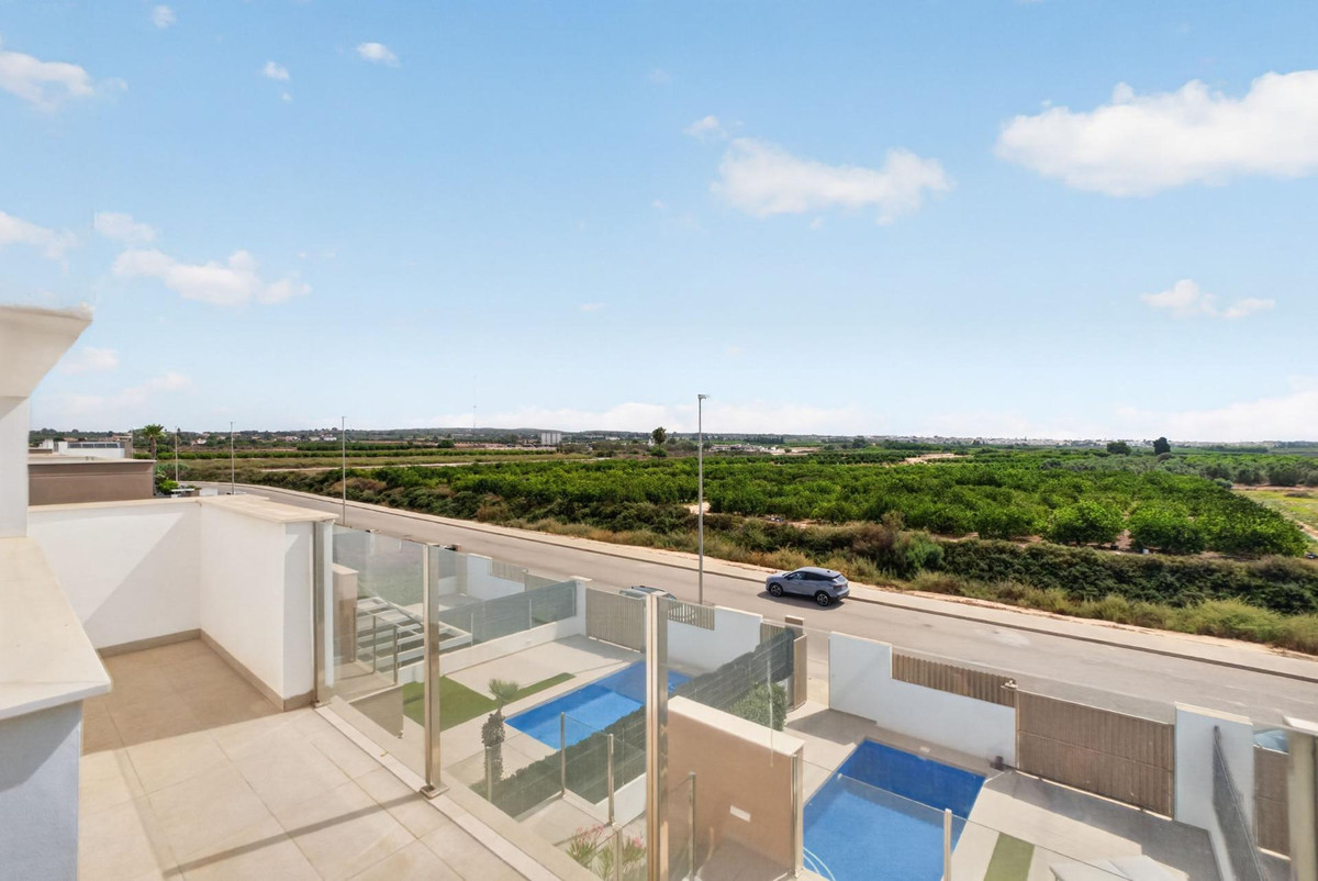 3 Bed Townhouse for sale in Urbanización El Raso Costa Blanca, Alicante, Spain