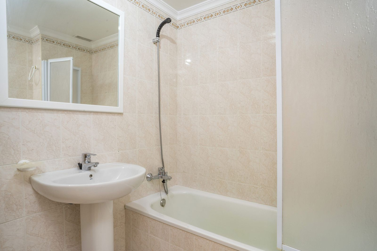 3 Bed Apartment for sale in Estepona Costa Del Sol, Málaga, Spain